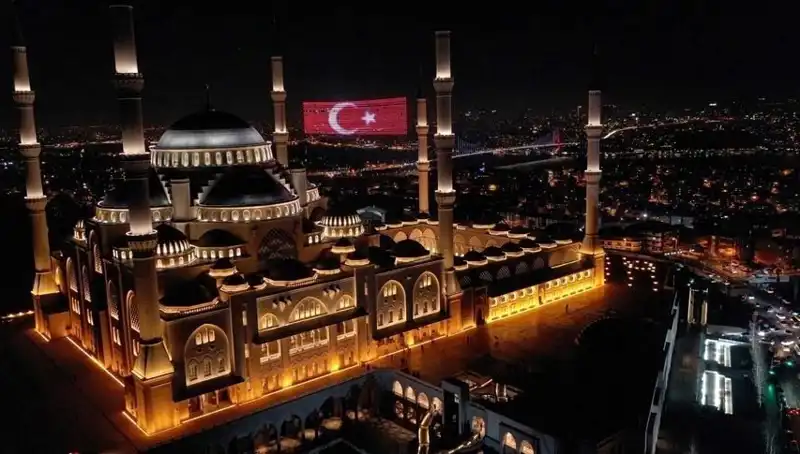 Bu Akşam Yüreklerimizi Birleştiren Dua Zamanı