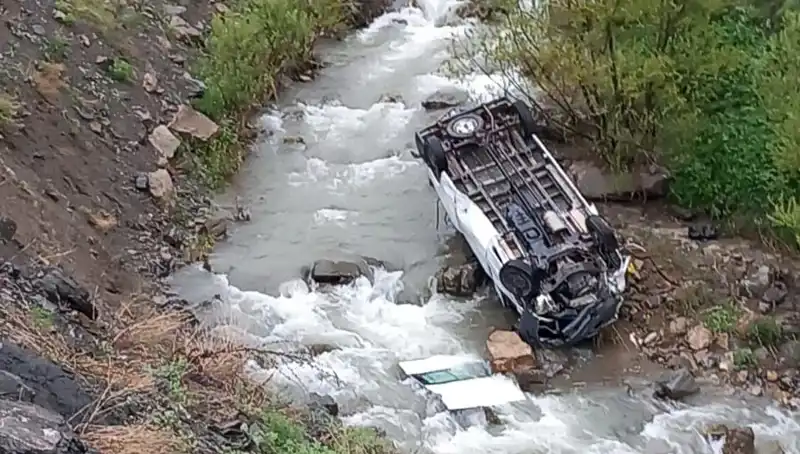 Hakkari'de Minibüs Devrildi: İki Hayat Kaybı ve Üç Yaralı