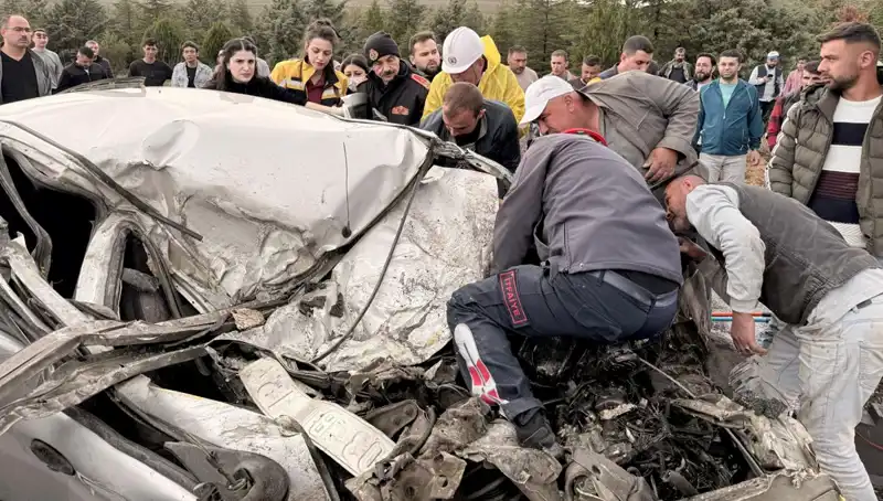 TIR Kazası: Küçük Araç Kağıt Gibi Ezildi, Şoke Eden Görüntüler