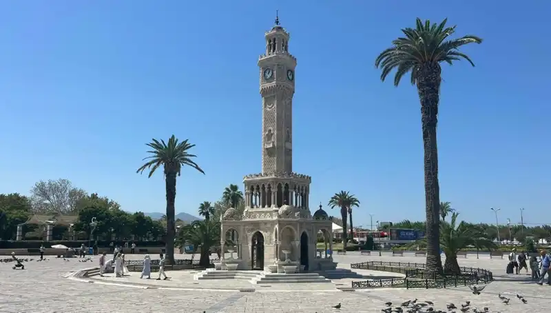 İzmir Sıcaklarıyla Kavruluyor: Meydanlar Sessizliğe Büründü!