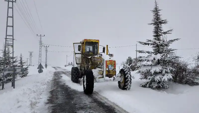 Kayseri'de Kışın Zorlukları Aşılıyor: Kardan Kapanan Yollar Yeniden Açılıyor