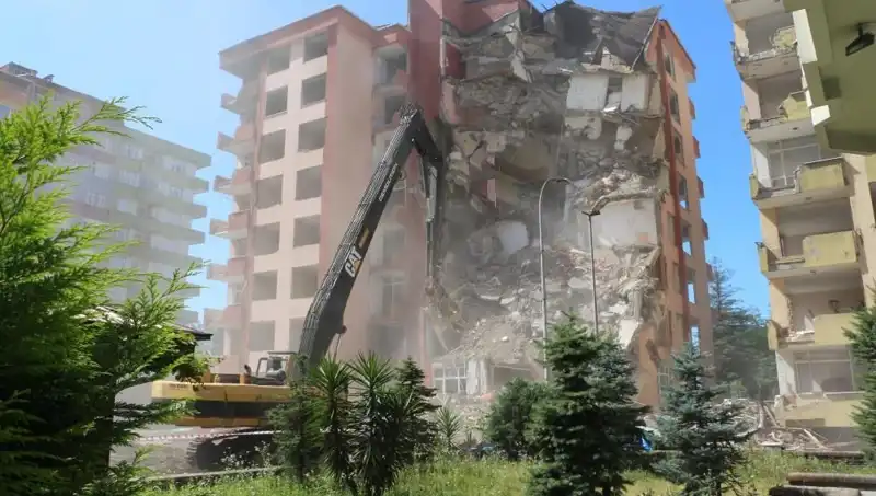 Dalgaların Gücüyle Yıkılan İki Bina: Olayın Ardındaki Gerçekler