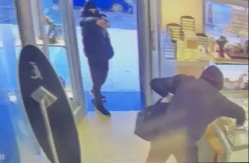 Ümraniye’de Çarpıcı Soygun Girişimi: 5 Maskeli Şüpheli İş Başında!
