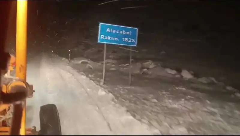 Antalya'da Beklenmedik Kar Yağışı, Şehrin Görünümünü Değiştirdi