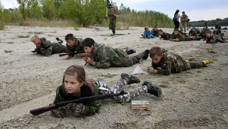 Rusya'daki 8 Yaşındaki Çocuk Askerler: Savaşın Büyülü Dünyasında Hayatta Kalma Mücadelesi