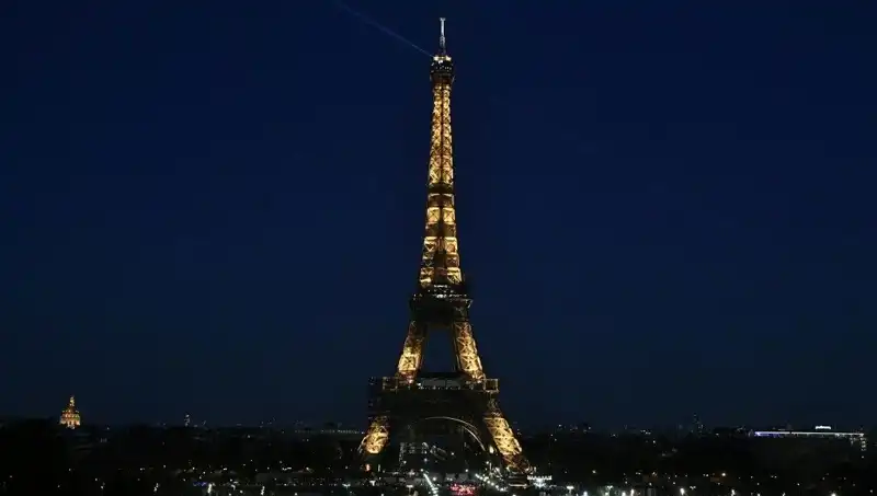 Paris’te Eyfel Kulesi’ne Saldırı Planlayan İki Kişi Tutuklandı