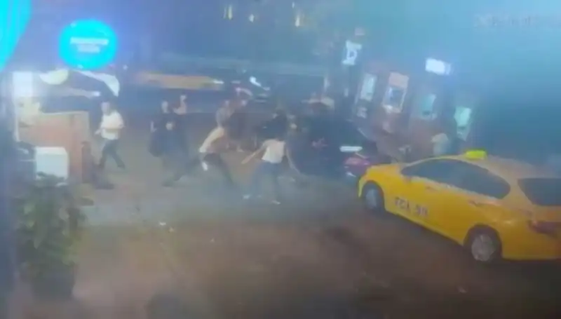 Beyoğlu'nda Gün Ortasında Laf Atma Kavgada Korkunç Anlar Yaşandı