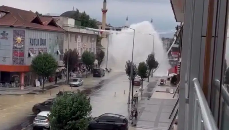 Şehir Merkezinde İçme Suyu Hattı Patladı: Fışkıran Su Manzarası Büyüledi
