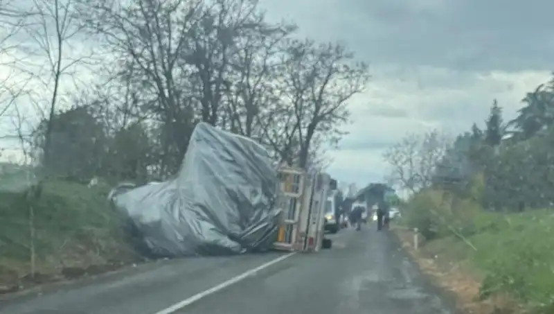 Tekirdağ'da Saman Yüklü TIR'ın Devrilmesi Büyük Korkuya Neden Oldu