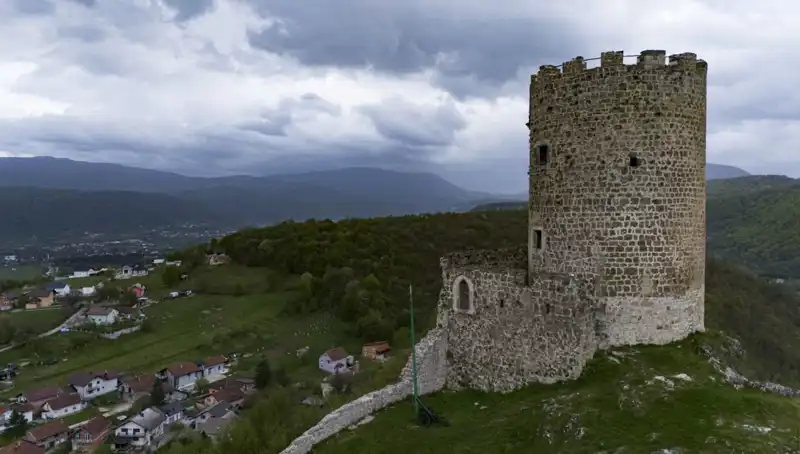 Sokolac Kalesi: Bosna Hersek'in Zamanla Yarışan Tarihi Mirası