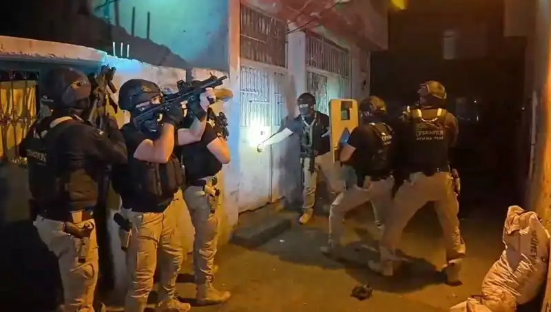 İstanbul'da DAEŞ Operasyonu: 18 Kişi Yakalandı, Terör Ağları Çökertildi