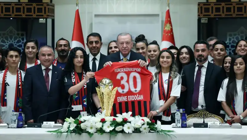 Cumhurbaşkanı Erdoğan Yüksekovaspor Kadın Futbol Takımı ile Bir Araya Geldi