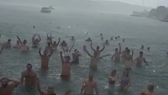 İstanbul'da İnanılmaz Pazar: Yağmurda Bebek'te Denize Giren Cesur Tıbbı