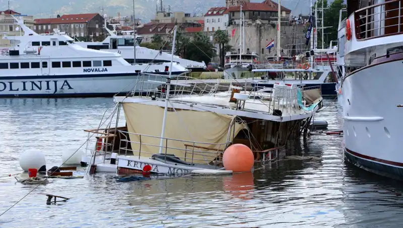 Hırvatistan’da Fırtına ve Yağış: Feribotun Çarptığı Gemi Denizin Dibine Gömüldü