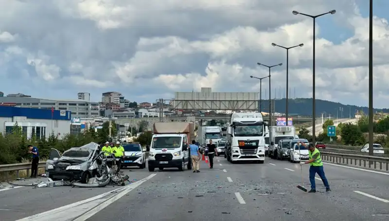 Otoyolda Büyük Kaza: Üç Kişi Araçta Sıkıştı, Trafik Durdu!