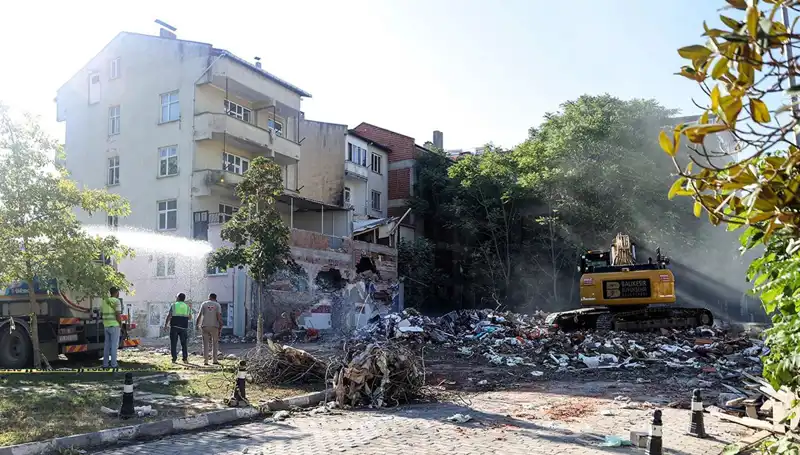 Sındırgı'da Deprem Artçıları: Şehirde Gergin Bekleyiş Devam Ediyor