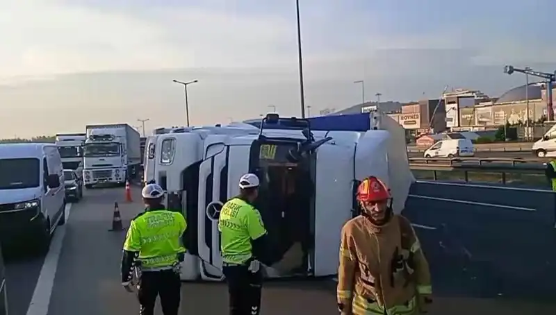 Pendik'te TIR Devrildi! TEM Otoyolu'nda İstanbul Yönünde Yoğun Trafik Bekleniyor