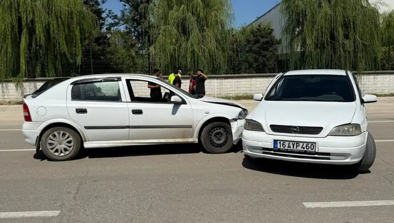 Otomobil Çarpışması Sonucu İki Kişi Yaralandı: Olay Anı ve Sonrası