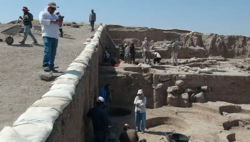 Oylum Höyük'te Kazı Çalışmaları Sıcak Havada Devam Ediyor