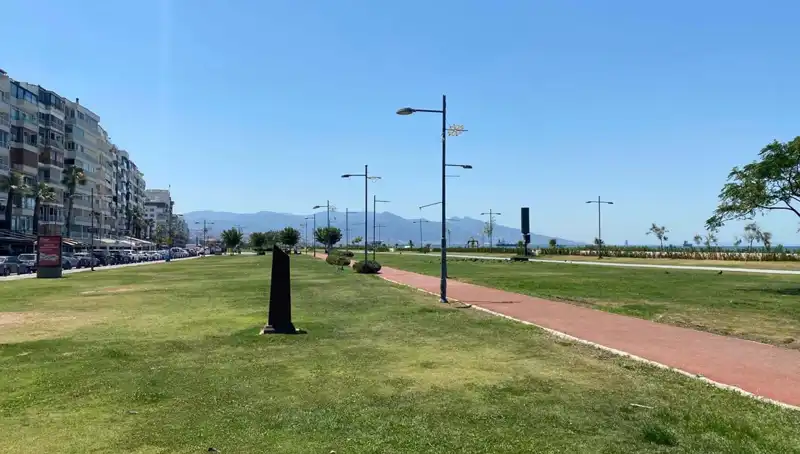 İzmir'de Sıcaklık Rekoru: Kordon Plajı Boş Kaldı, Neler Oluyor?