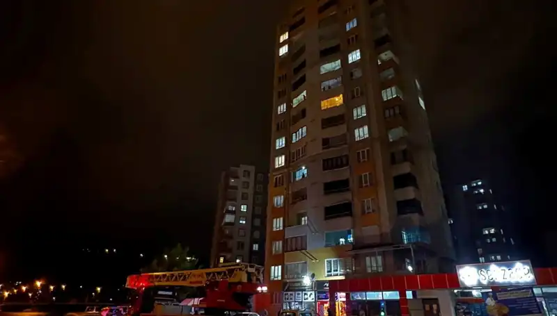 Korkutan Olay: Apartmanın Çatısına Düşen Yıldırım Neler Yol Açtı?
