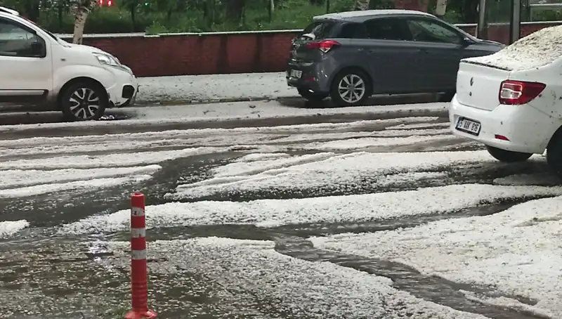 Ardahan'da Dolu Yağışı Şehri Beyaza Bürüdü: Doğa Ve İnsanlar Etkileniyor