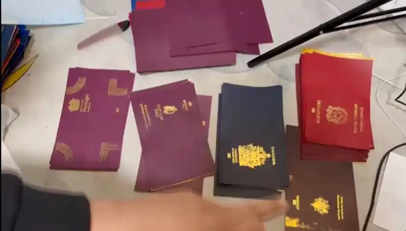 Sahte Pasaport ve Vize Çetelerine Büyük Operasyon: Gözaltılar Artıyor!