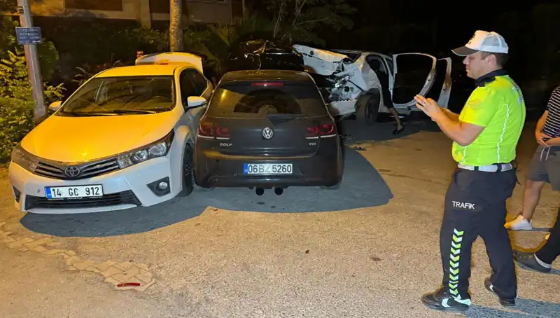 Alkollü Sürücü Sokağı Kaosa Sürükledi: Üç Araç Çarpıştı!