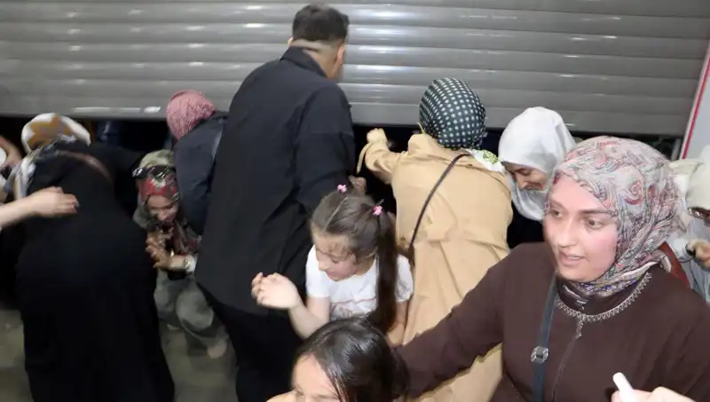 Alışveriş Merkezinde Yüzde 50 İndirim Fırtınası: Kalabalıklar Coştu!