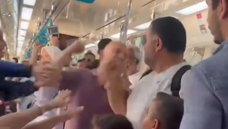 Marmaray'da Yumruklu Kavga: Yolcu Güvenliği Tehlikeye Mi Girdi?