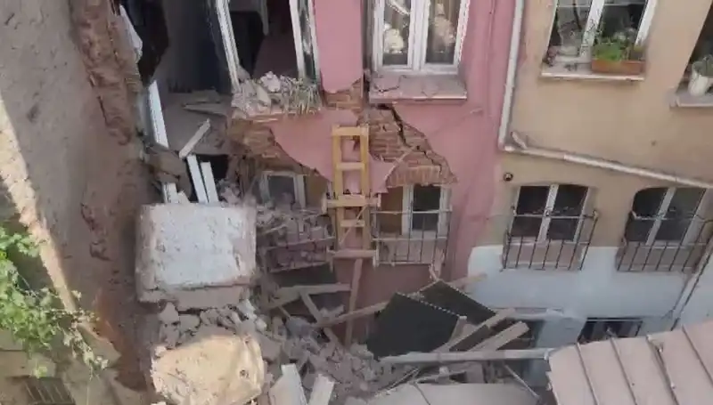 İstanbul’da Üç Katlı Bina Balkonunun Çökmesi: Şok Edici Görüntüler Ortaya Çıktı