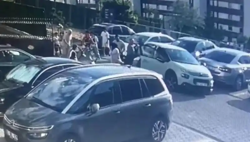 Eşini ve Yakınlarını Araba ile Ezen Şok Olay!