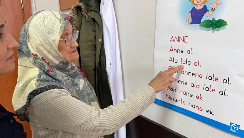 65 Yaşındaki Ayşe Teyze, Hayatının En Güzel Öğrenme Anlarını Yaşıyor