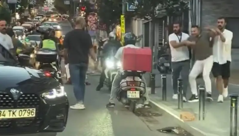 Nişantaşı'nda Yol Verme Kavgası: Kadına Sopayla Saldırıya Geçti!