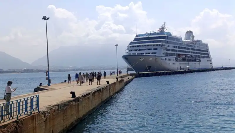 Alanya'nın Gözde Limanı: ABD'li Turistler Kruvaziyerle Şehri Keşfetmeye Geldi
