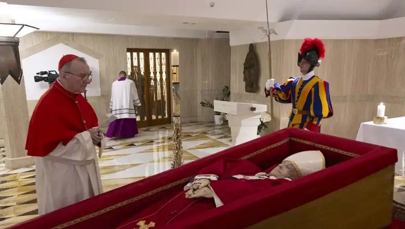 Papa'nın Tabutundaki Fotoğraflar: Duygu Dolu Anlar Yeniden Paylaşıldı