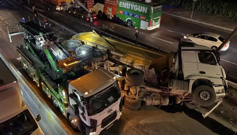 Devrilen Hafriyat Kamyonu Kentin Trafiğini Felç Etti