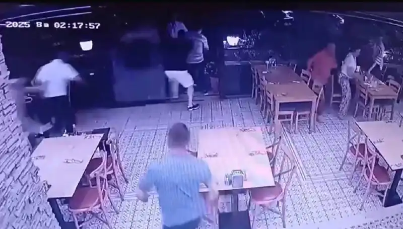 Deprem Anını Anbean Kaydeden Güvenlik Kamerası Görüntüleri Şok Etti!