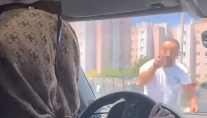 Trafikte Dehşet Anları: Önünü Kesen Sürücü Olay Yaratıyor