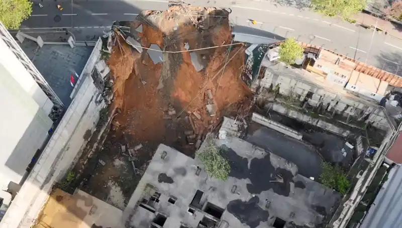 Sarıyer'de Yaşanan Yol Çökmesi, Caddeyi Hareketsiz Bıraktı!