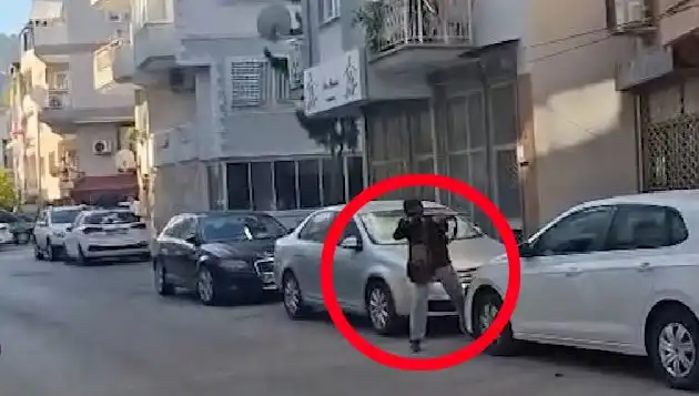 İzmir'de Gergin Anlar: Saldırganla Çatışmanın Korkunç Görüntüleri Ortaya Çıktı
