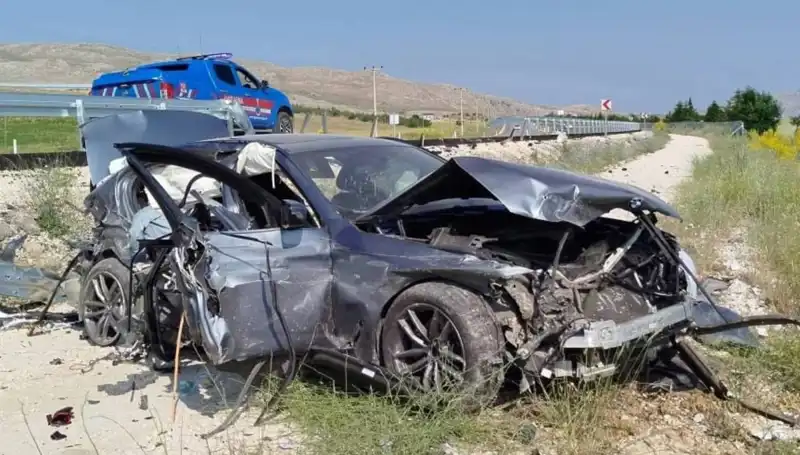 Sivas'ta İki Ayrı Trafik Kazası: 9 Kişi Yaralandı!