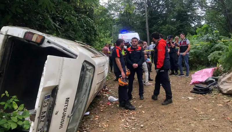 Rize’de Minibüs Kazası: Yamaçtan Yuvarlanan Araçta İki Kişi Hayatını Kaybetti