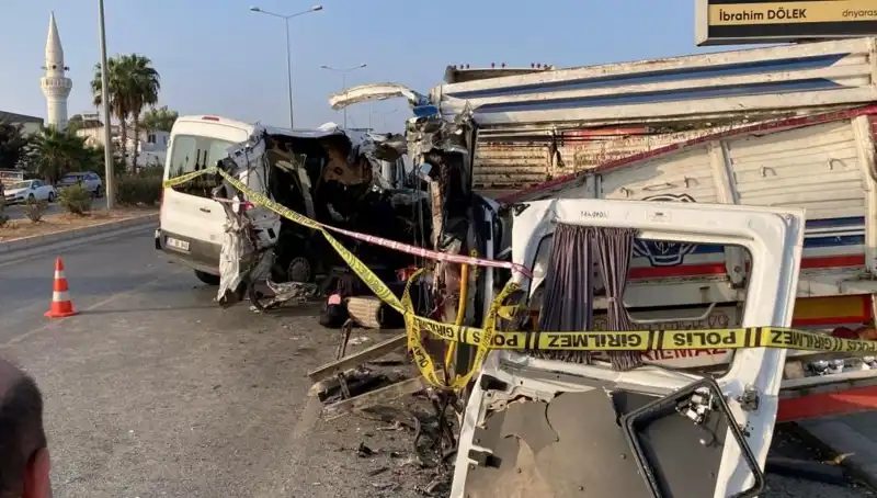 Mersin'de Trafik Kazası: Tatil Yolunda İki Hayat Kaybı, On Yaralı