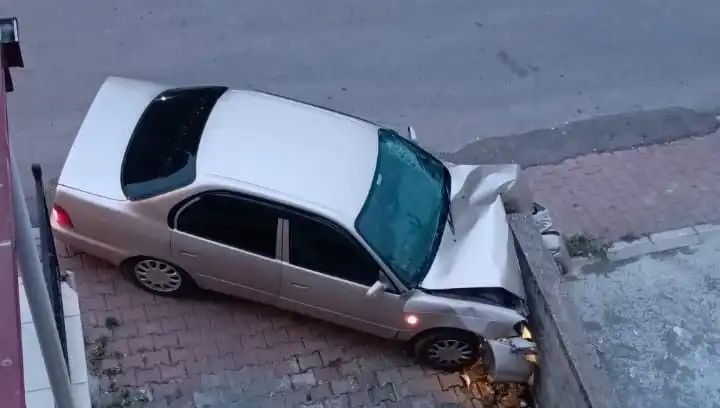 Kontrolü Kaybedip Duvara Çarpan Araba Kazası: Detaylar Ortaya Çıktı