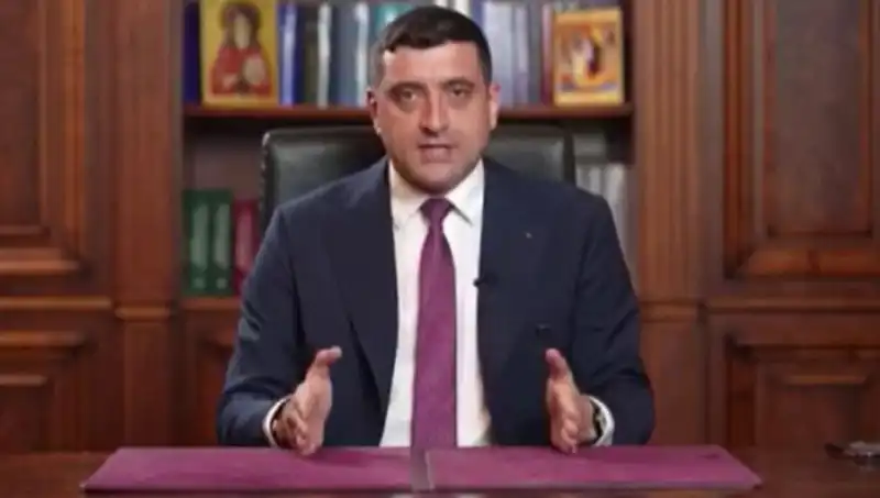 Romanya'da Seçimlerde Aşırı Sağcı Aday İlk Turda Şimdi Biçim Kazanıyor