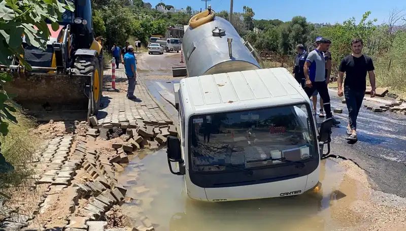 Bodrum'da Su Hattı Patladı, Tanker Çukura Düşerek Kaza Yaptı