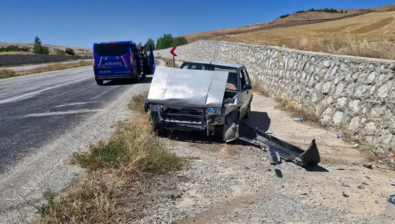 Kontrolden Çıkan Araç Duvara Çarparak Korku Dolu Anlar Yaşattı