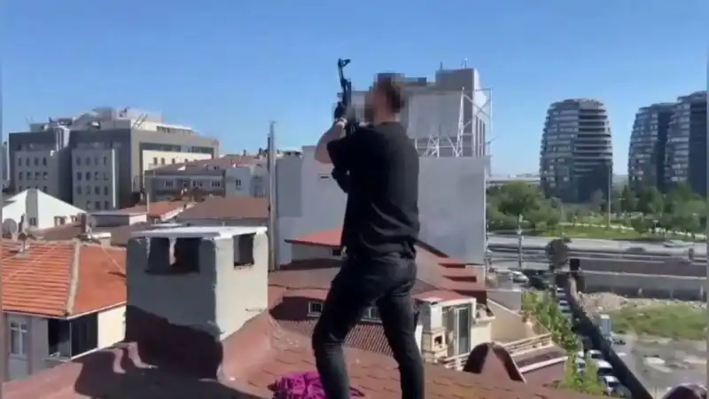 İstanbul'da Şaşırtıcı Operasyon: Çatıdaki Kaçaklardan AK-47 Ele Geçirildi