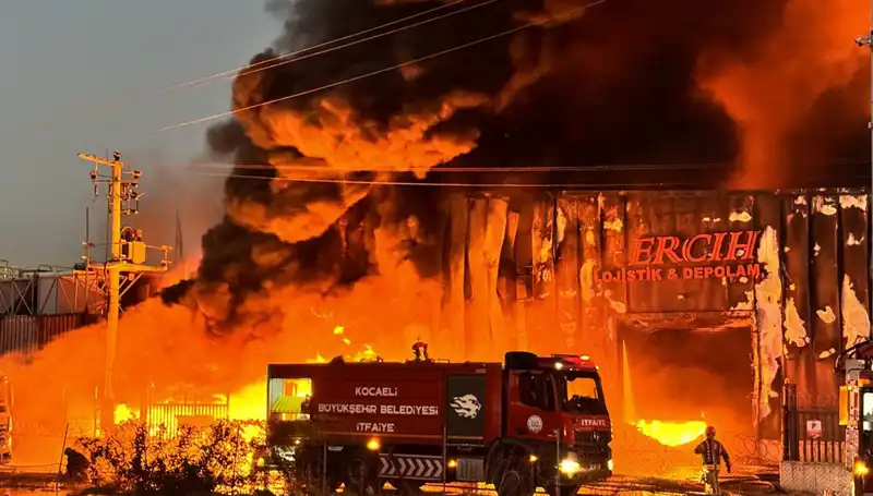 Kocaeli Lojistik Deposunda Çıkan Yangın Panik Yarattı